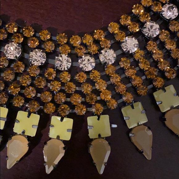 BCBG STATEMENT NECKLACE - Picture 2 of 2